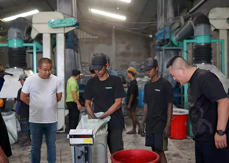 Vizită în profunzime la fabrică a clienților indonezieni pentru cărbune activat din coajă de nucă de cocos: martori a puterii producției și sinceritate a cooperării